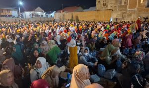 Ribuan peserta sholawat kemerdekaan mendoakan Ahmad Ali terpilih jadi gubernur Sulteng. (Foto: tim) Sholawat